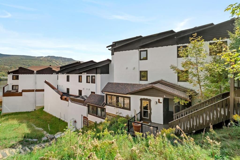 Chic Mt-Tremblant Condo With View On The Lake By Denstays Mont-Tremblant Esterno foto
