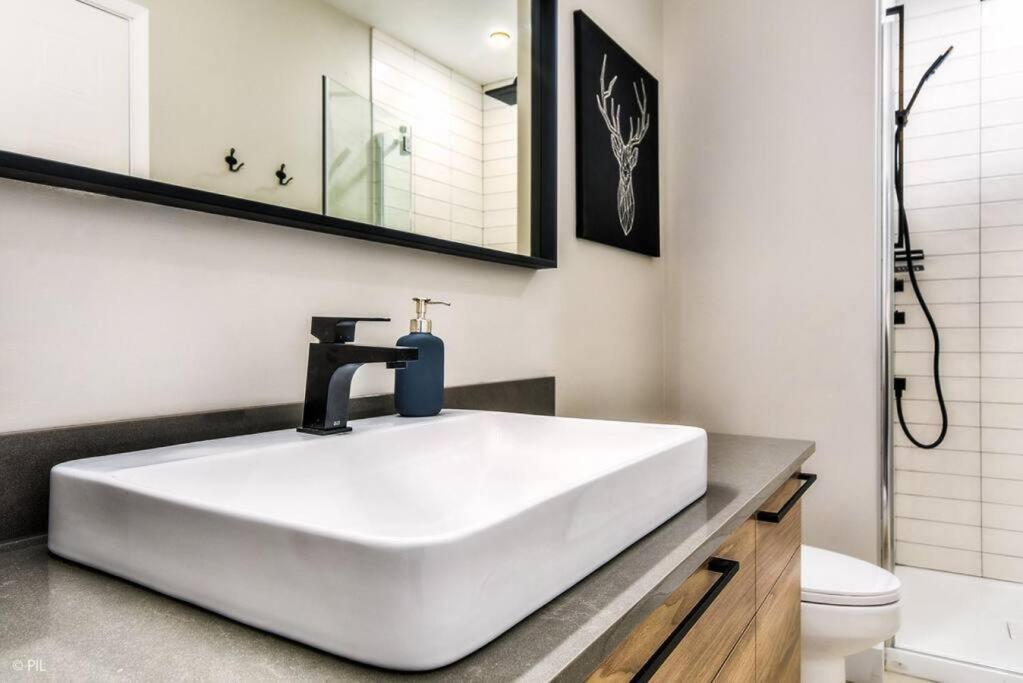 Chic Mt-Tremblant Condo With View On The Lake By Denstays Mont-Tremblant Esterno foto